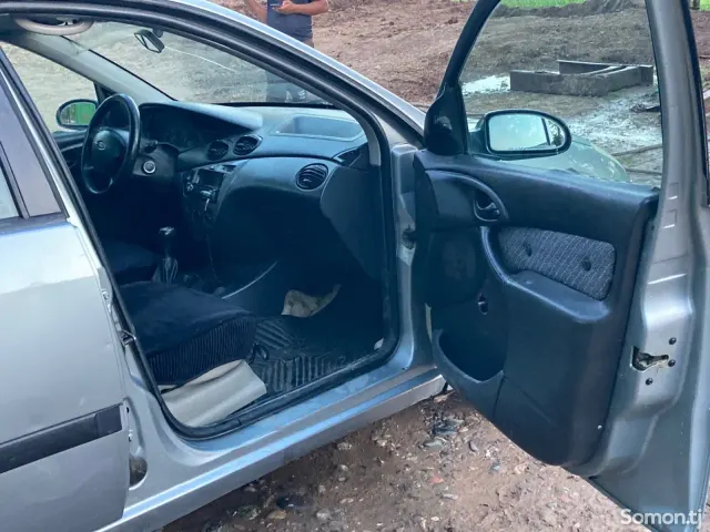 Ford Focus 2003 · MT