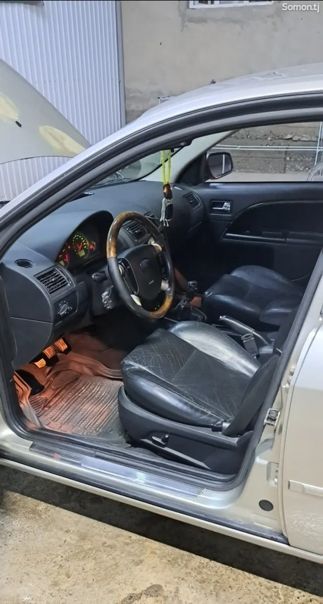 Ford Mondeo 2004 · 1.8 MT