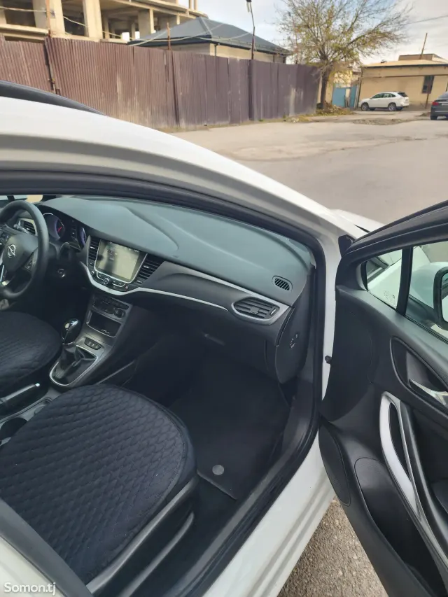 Opel Astra K 2019 · 1.6 MT