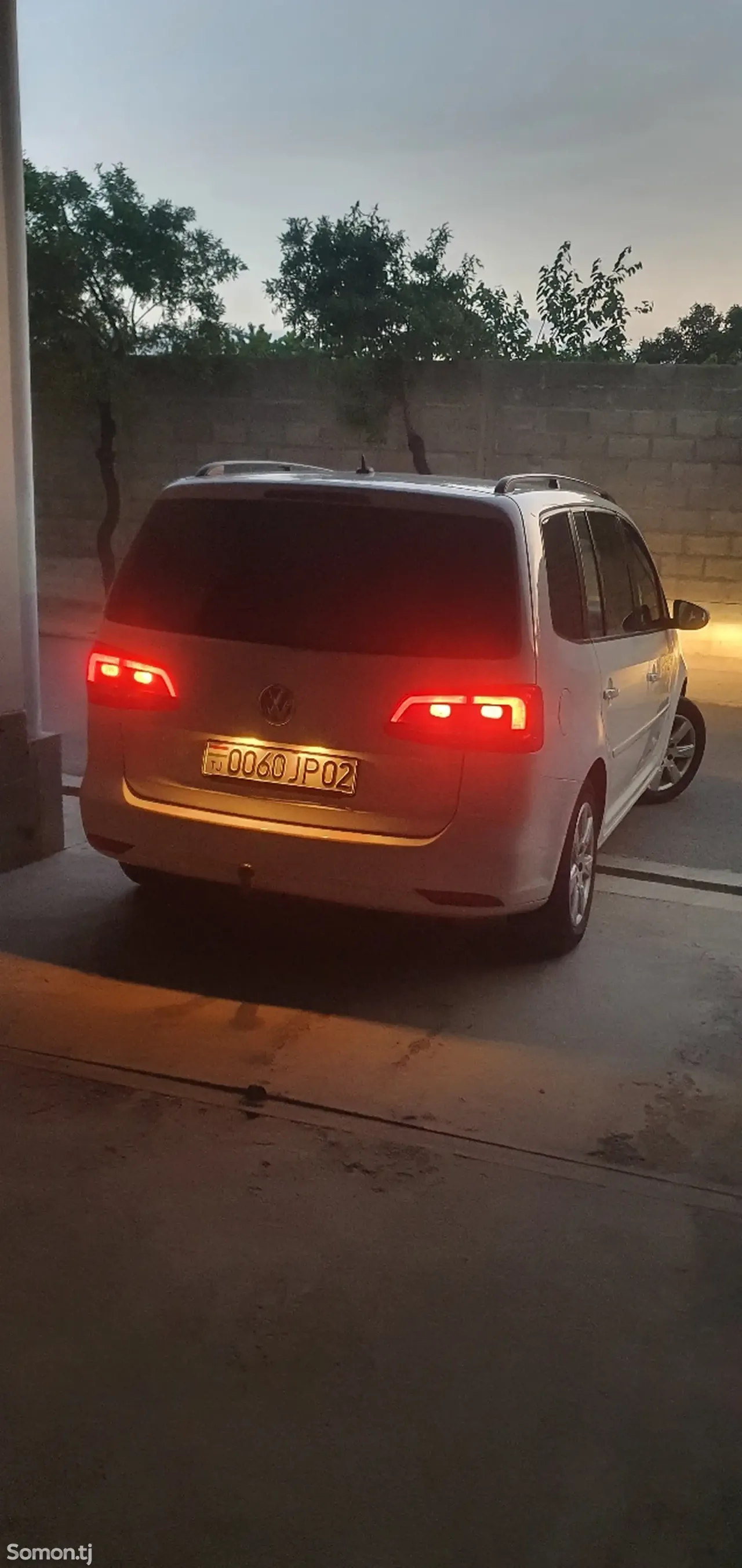 Volkswagen Touran 2011 · 1.4 MT