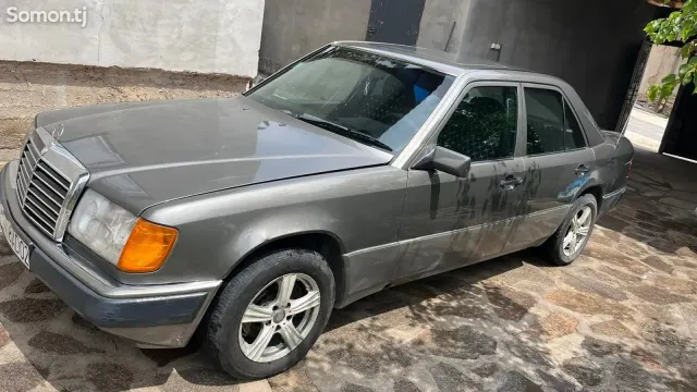 Mercedes-Benz W124 1990 · 2.0 MT