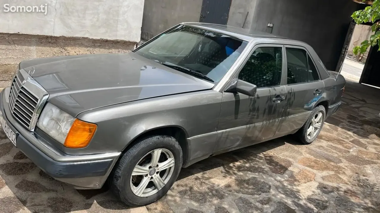 Mercedes-Benz W124 1990 · 2.0 MT