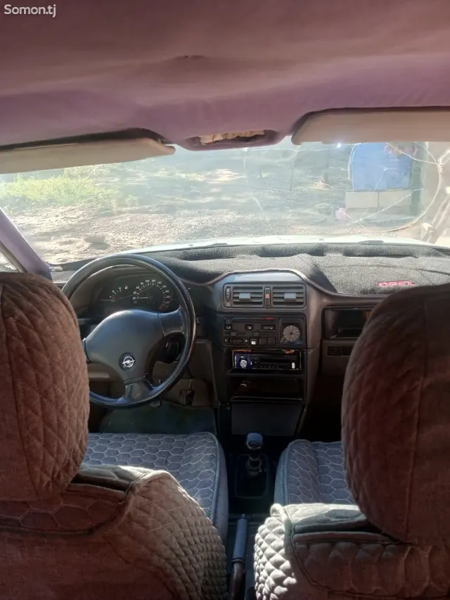 Opel Vectra A 1991 · 1.6 MT