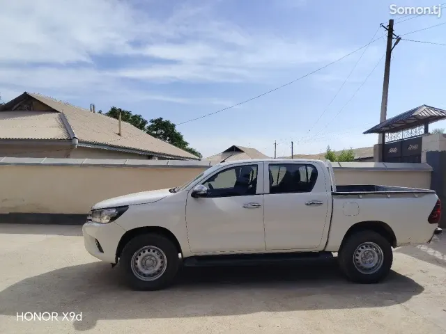 Toyota Hilux 2016 · 2.4 MT