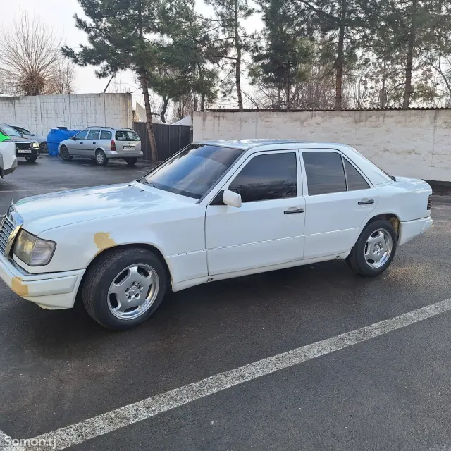 Mercedes-Benz W124 1990 · 2.0 MT