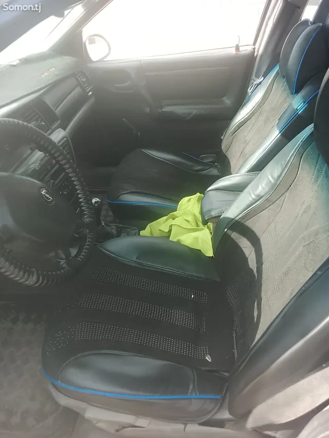 Opel Vectra B 1996 · 1.6 MT