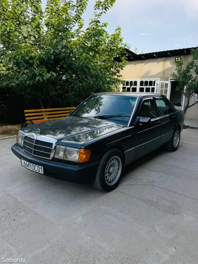 Mercedes-Benz W201 1990 · 2.0 MT