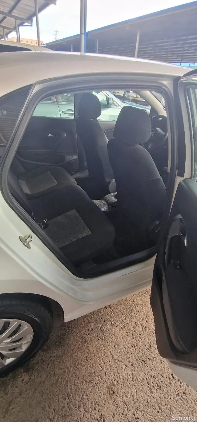 Volkswagen Polo 2014 · 1.6 MT