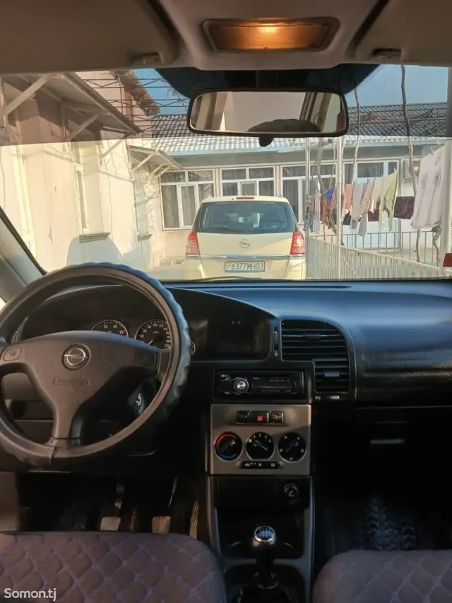 Opel Zafira 2003 · 1.8 MT