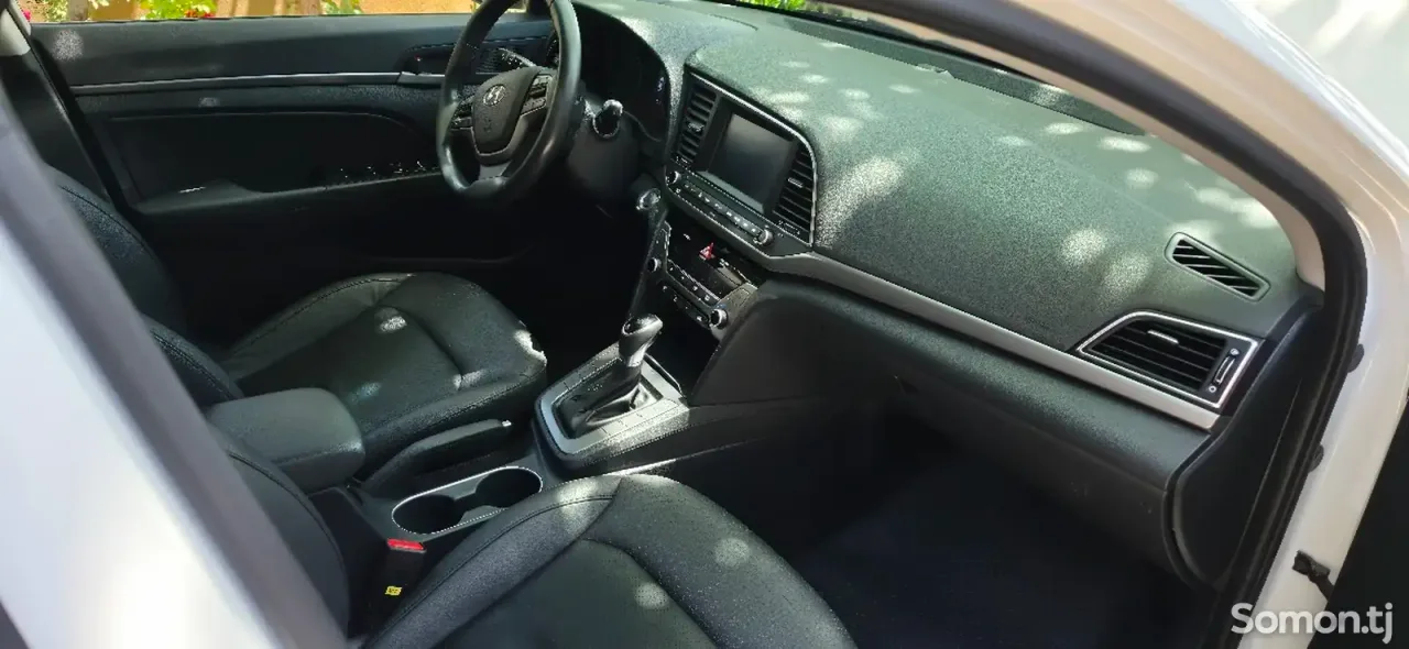 Hyundai Avante 2016 · 1.6 AT