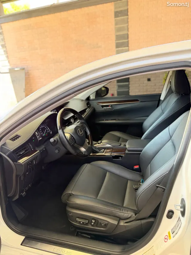 Lexus ES series 2016 · 2.5 AT