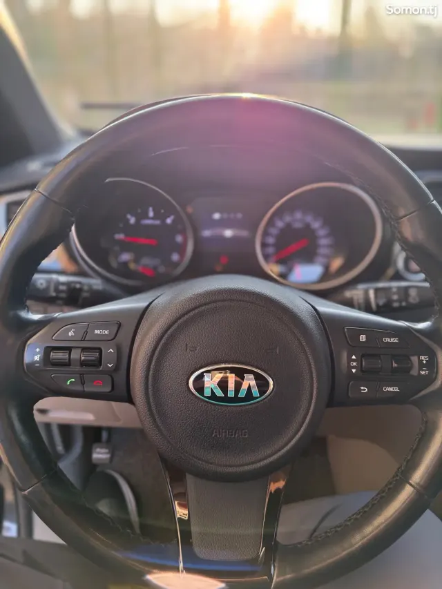 Kia Carnival 2016 · 2.2 AT