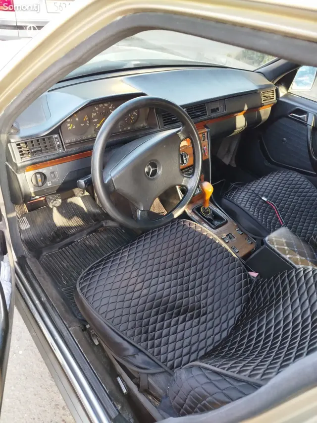 Mercedes-Benz W124 1992 · 2.3 MT