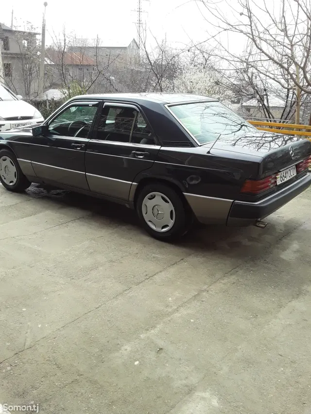 Mercedes-Benz W201 1990 · 2.0 MT