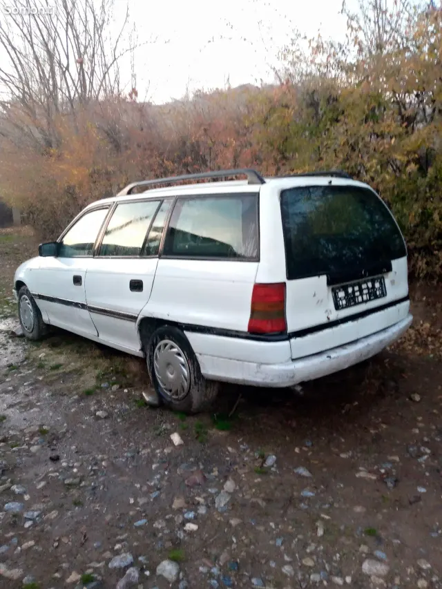 Opel Astra F 1992 · 1.6 MT