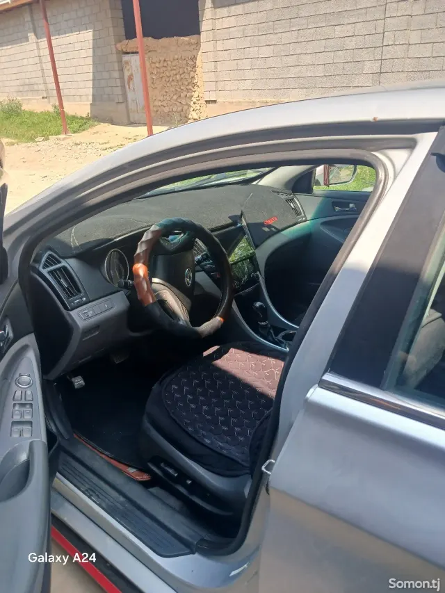 Hyundai Sonata 2011 · 2.4 AT
