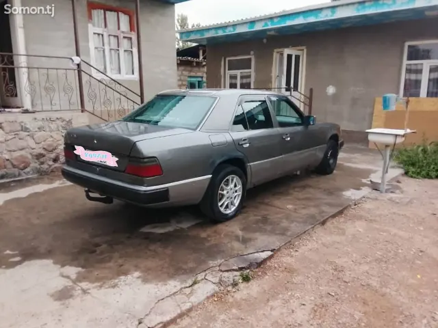 Mercedes-Benz W124 1992 · 2.0 MT
