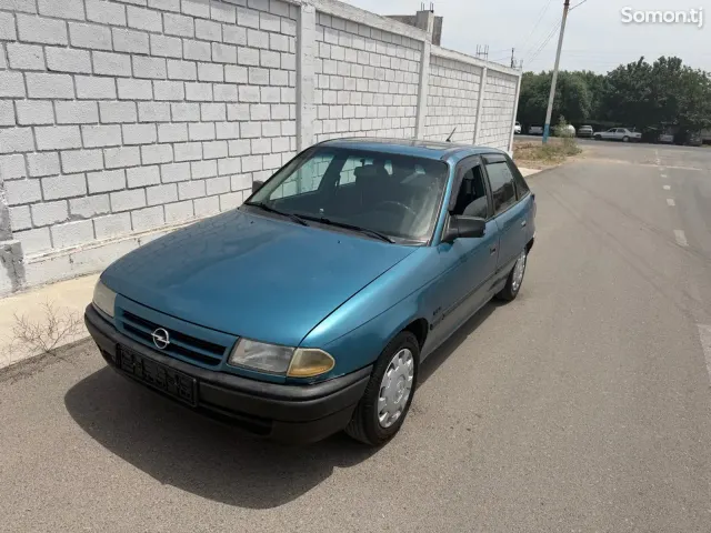 Opel Astra F 1993 · 1.6 MT