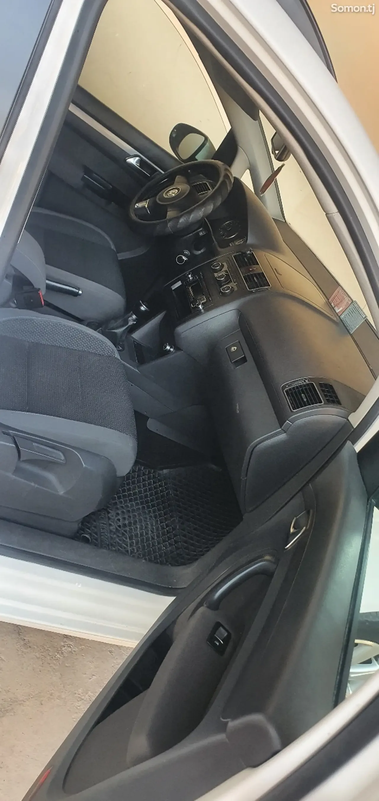 Volkswagen Touran 2011 · 1.4 MT