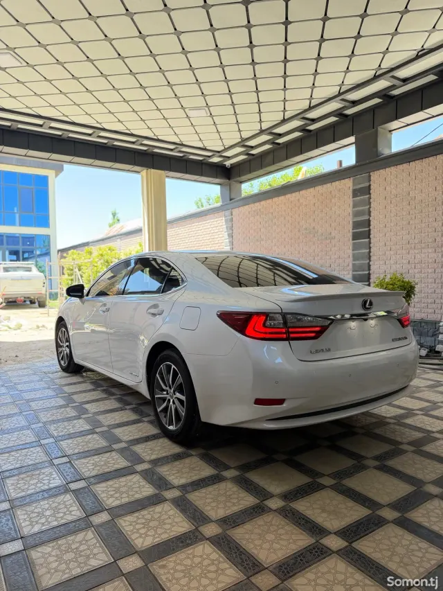 Lexus ES series 2016 · 2.5 AT