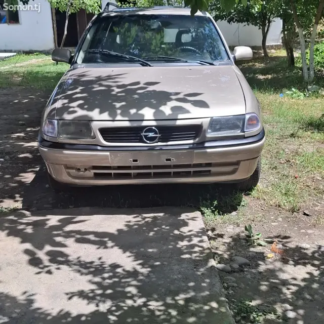 Opel Astra F 1998 · 1.6 MT