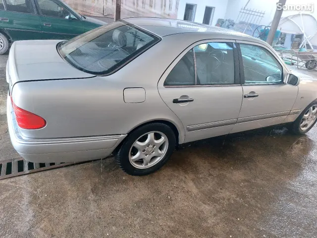 Mercedes-Benz E class 1995 · 2.0 AT