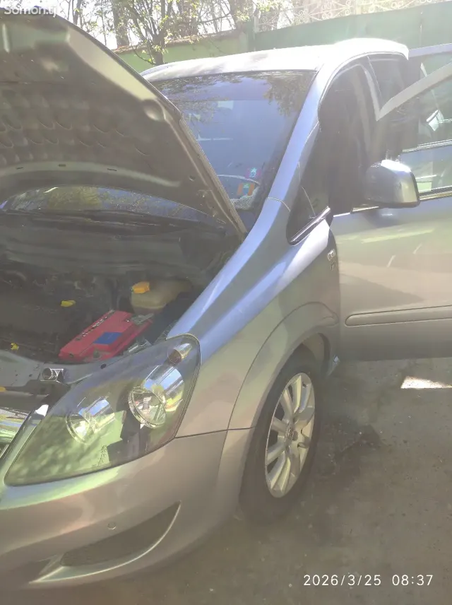 Opel Zafira 2010 · 1.6 MT