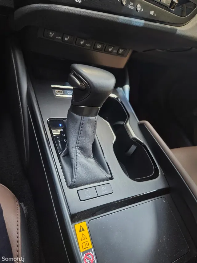 Lexus ES series 2024 · 2.5 AT