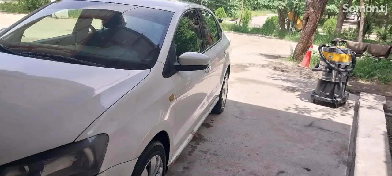 Volkswagen Polo 2014 · 1.6 MT