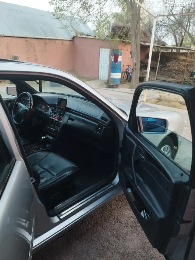 Mercedes-Benz E class 1995 · 2.3 AT