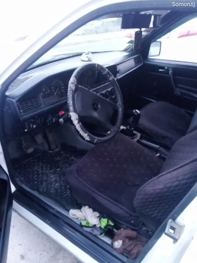 Mercedes-Benz W201 1990 · 1.8 MT
