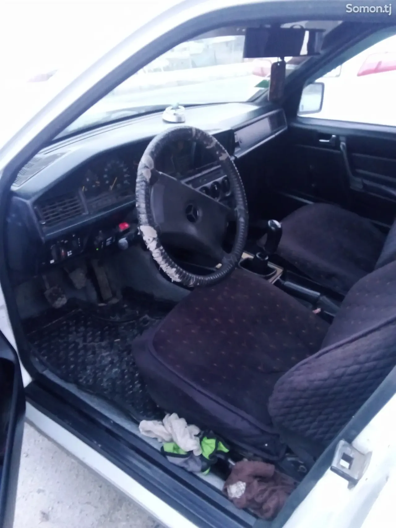 Mercedes-Benz W201 1990 · 1.8 MT