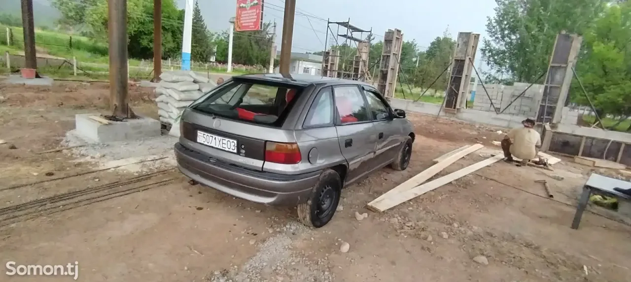 Opel Astra F 1992 · 1.6 MT