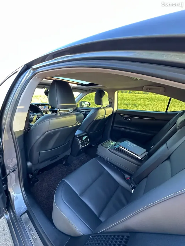 Lexus ES series 2016 · 3.0 AT
