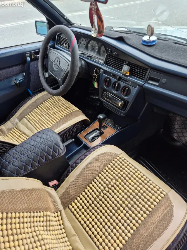 Mercedes-Benz W201 1986 · 2.5 AT