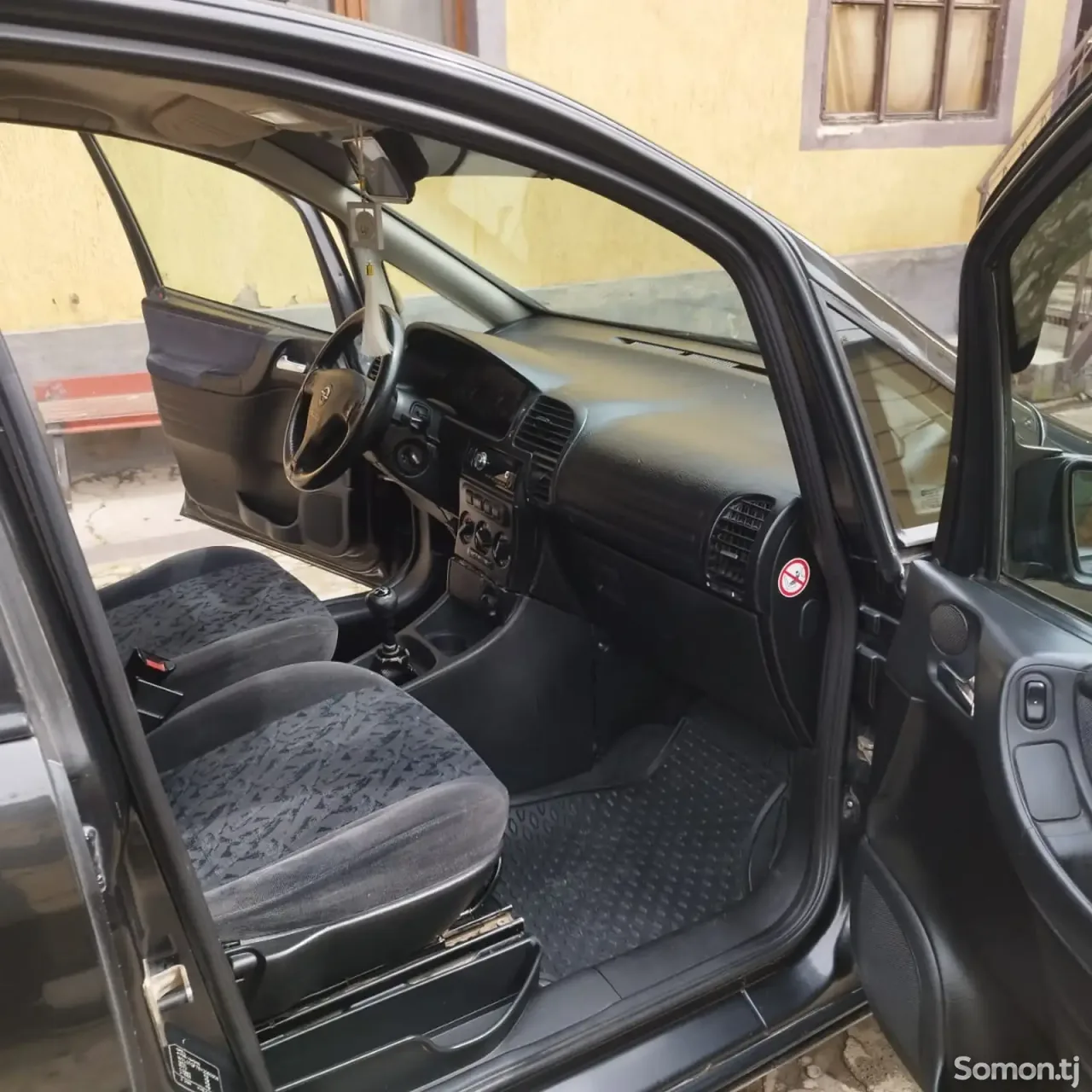 Opel Zafira 2000 · 1.6 MT