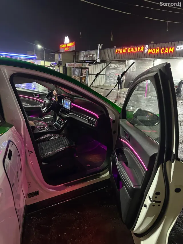 Hongqi E-HS3 2019 · AT