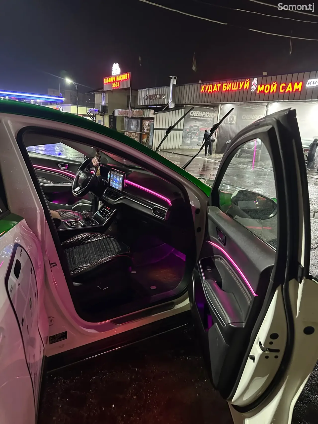 Hongqi E-HS3 2019 · AT