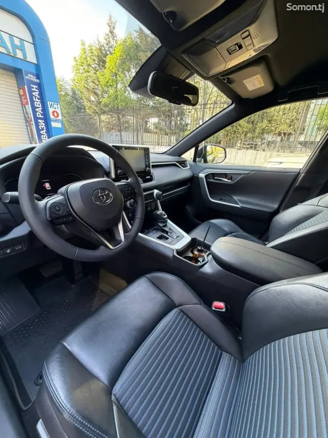 Toyota RAV 4 2021 · 2.5 AT