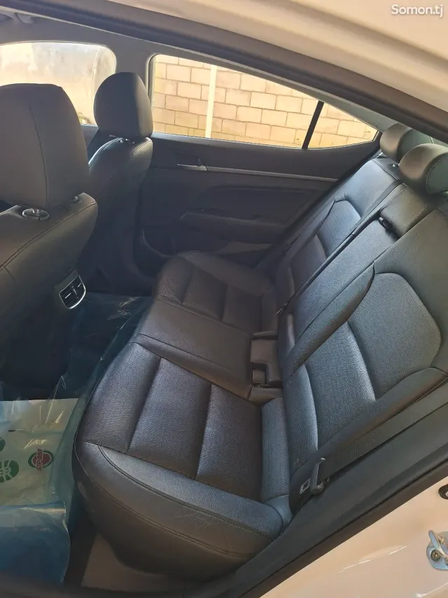 Hyundai Avante 2015 · 1.6 AT