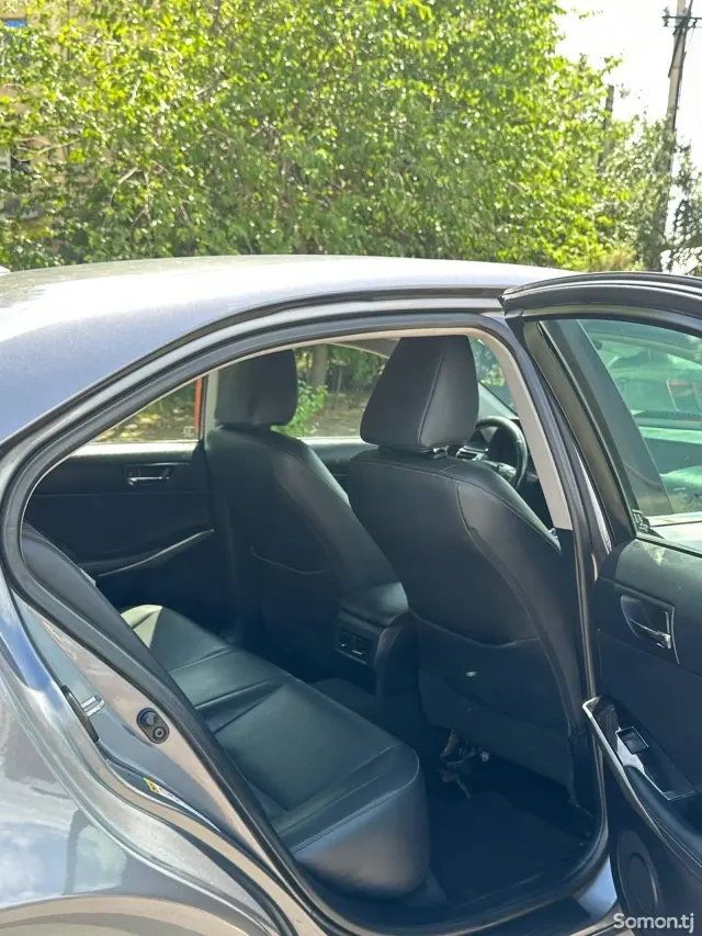 Lexus IS series 2015 · 2.5 AT
