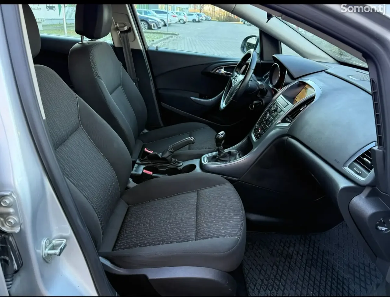 Opel Astra J 2015 · 1.6 MT