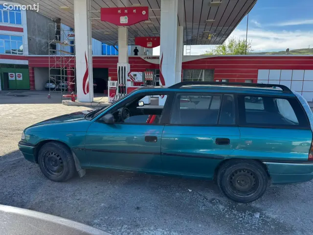 Opel Astra F 1995 · 1.6 MT