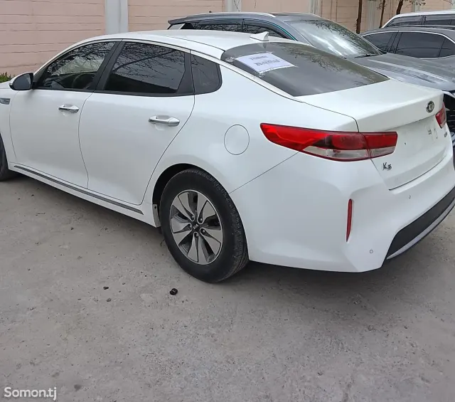 Kia K5 2016 · 2.0 AT