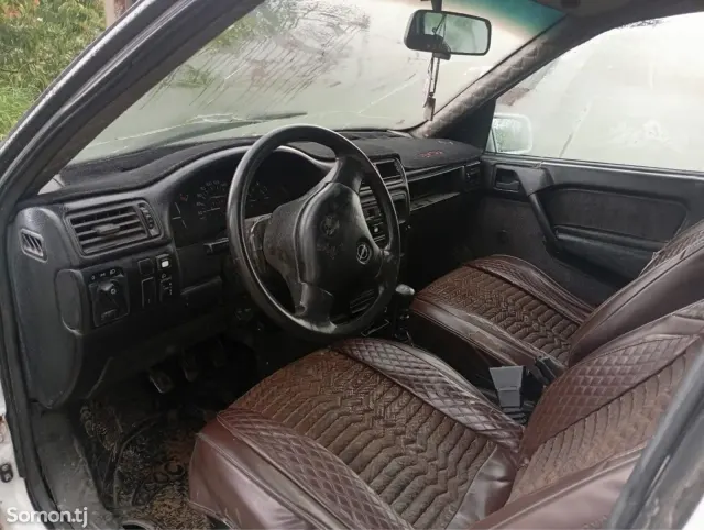 Opel Vectra A 1990 · 1.6 MT