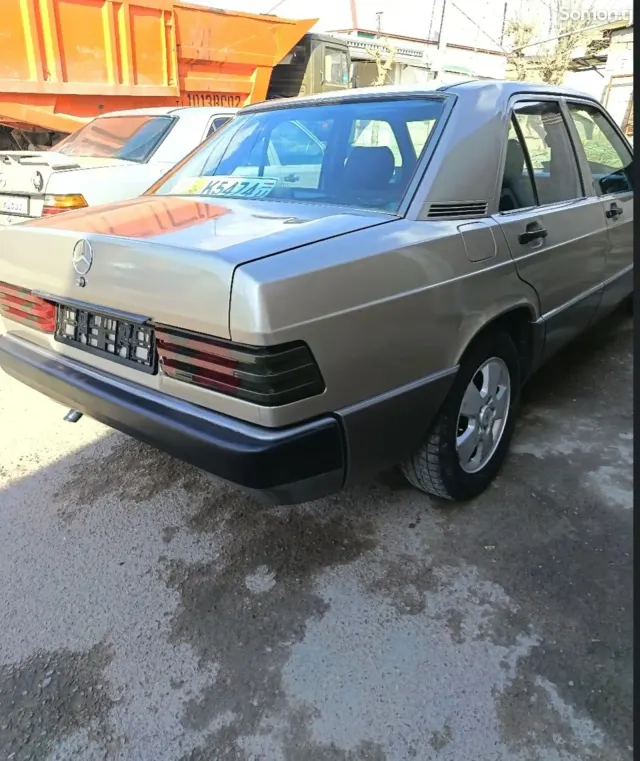 Mercedes-Benz W201 1990 · 2.0 MT