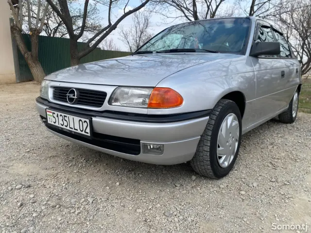 Opel Astra F 1993 · 1.6 MT