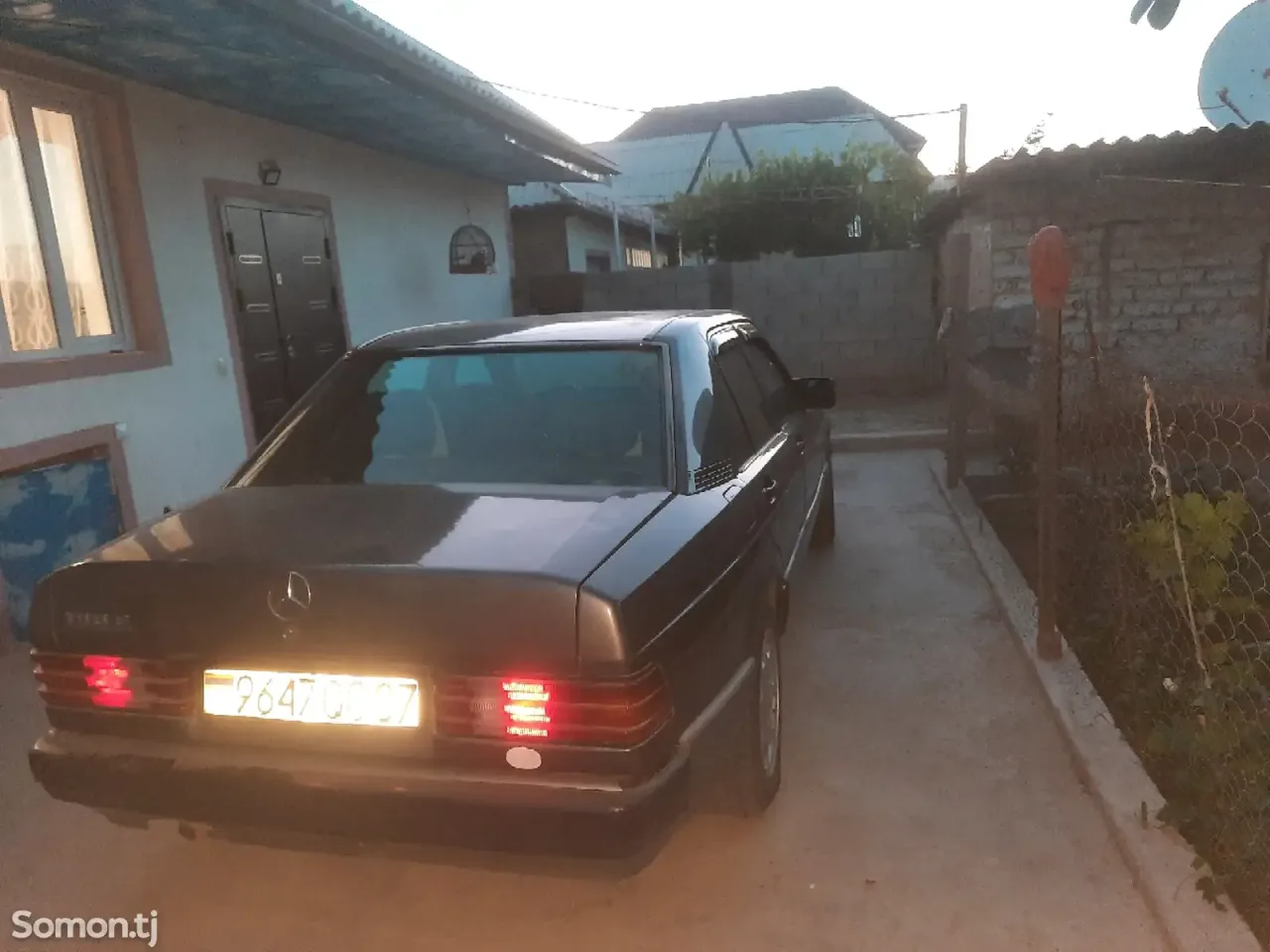 Mercedes-Benz W201 1990 · 2.0 MT