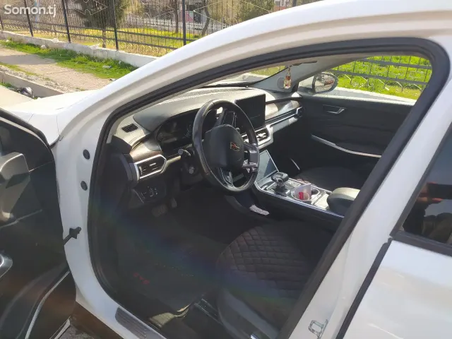 Hongqi E-HS3 2019 · AT