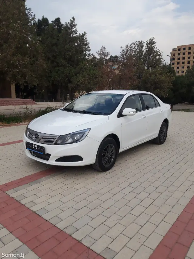 BYD E3 2019 · AT